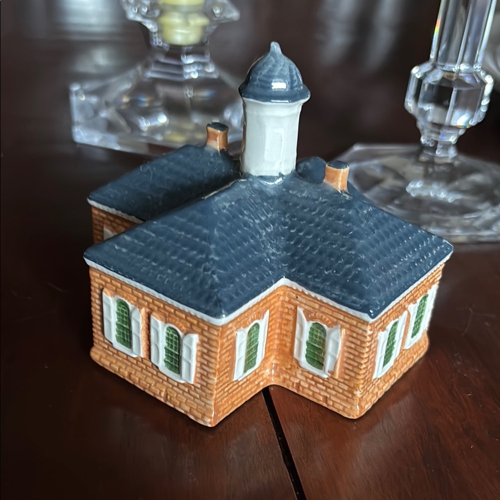 Colonial Williamsburg Delft miniature